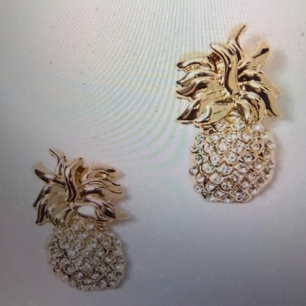 Lilly Pulitzer, NWTs Gold Pineapple Earrings, gold and stone studs & pouch
